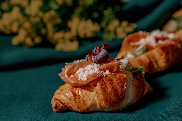 Mini sviestinis kruasanas su Serano kumpiu, salotomis, naminiu majonezu, marinuotais agurkėliais ir tarkuotų parmigiano sūriu