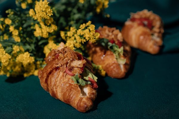 Mini sviestinis kruasanas su naminiu humusu, grill spalvotomis paprikomis bei grūzdintais svogūniukais