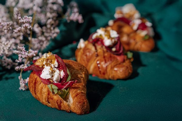 Mini sviestinis kruasanas su naminiu humusu, rūkytais burokėliais ir ožkos sūrio trupiniais ir kedro riešutukais
