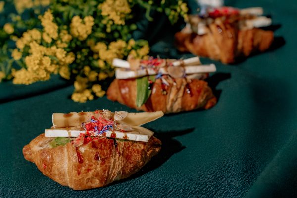 Mini sviestinis kruasanas su karamelizuotu Brie sūriu, gražgarstėmis, avietėmis, riešutais ir naminiu medaus padažu